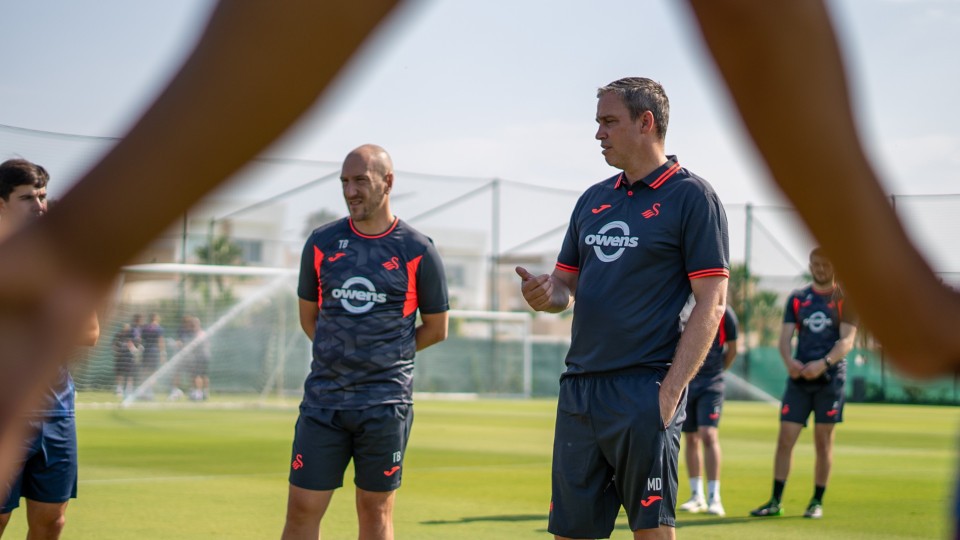 Michael Duff talks to the players at La Finca