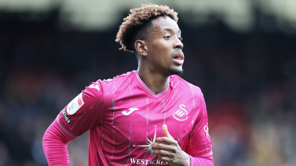 Jamal Lowe in the pink third kit