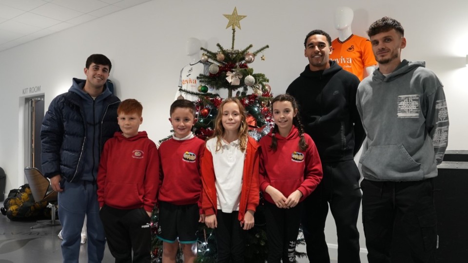 Cila Primary help decorate Christmas tree