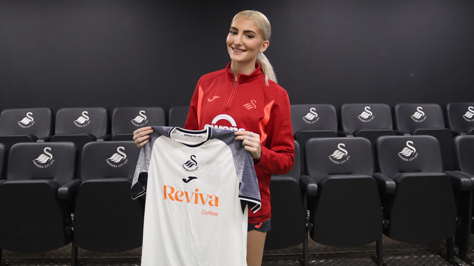 Emily Thomas new contract