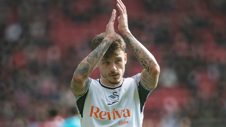 Jamie Paterson applauds fans at Bristol City