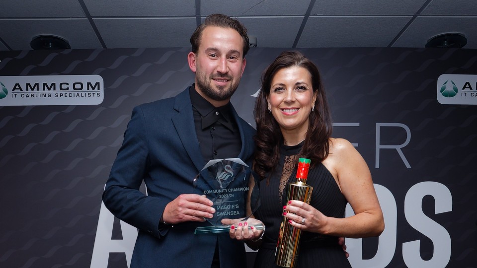 Lucia accepts Maggie's Swansea Community Champion award 