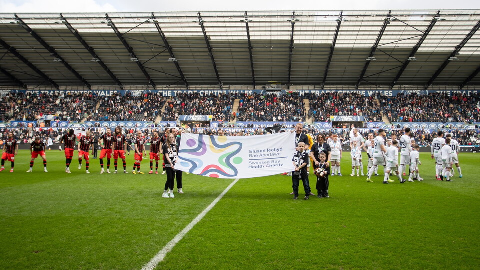 Family hold Cwtsh Clos flag