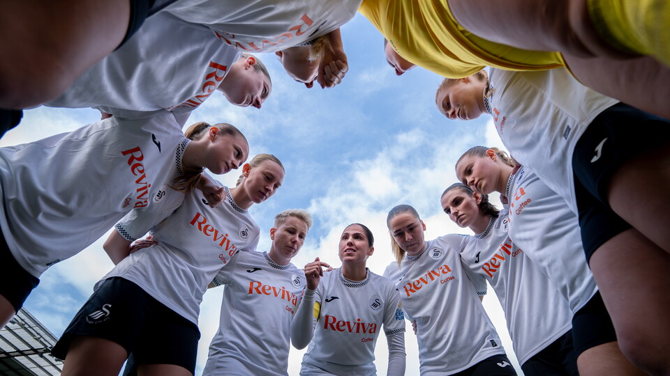 Swans Women team huddle