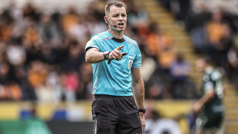 Referee Tom Neild 