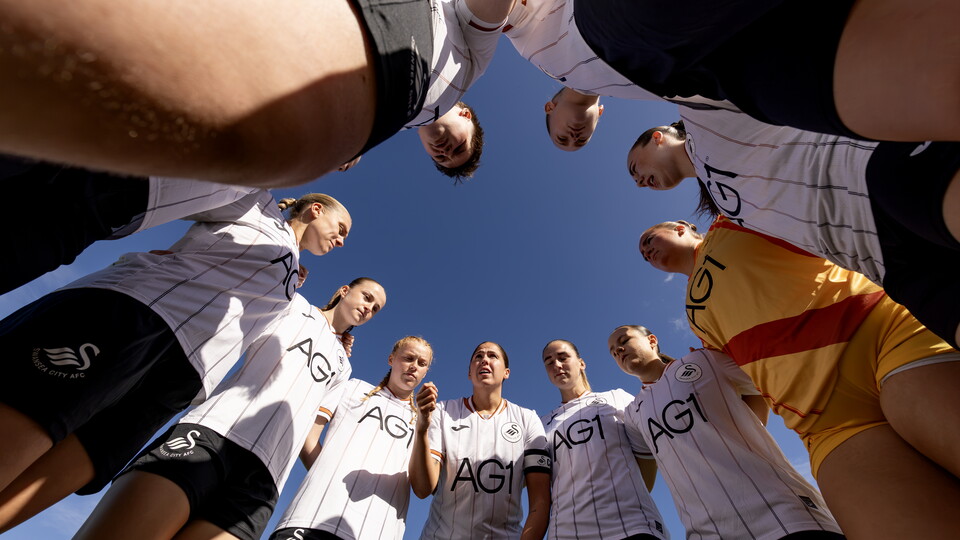 Swans Women huddle
