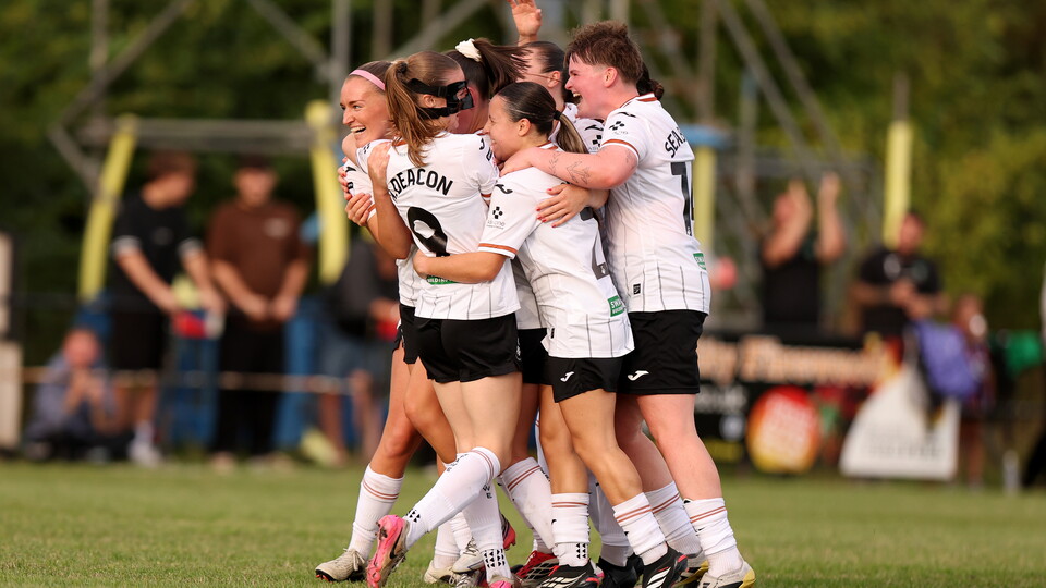 Swans Women cele Cardiff 