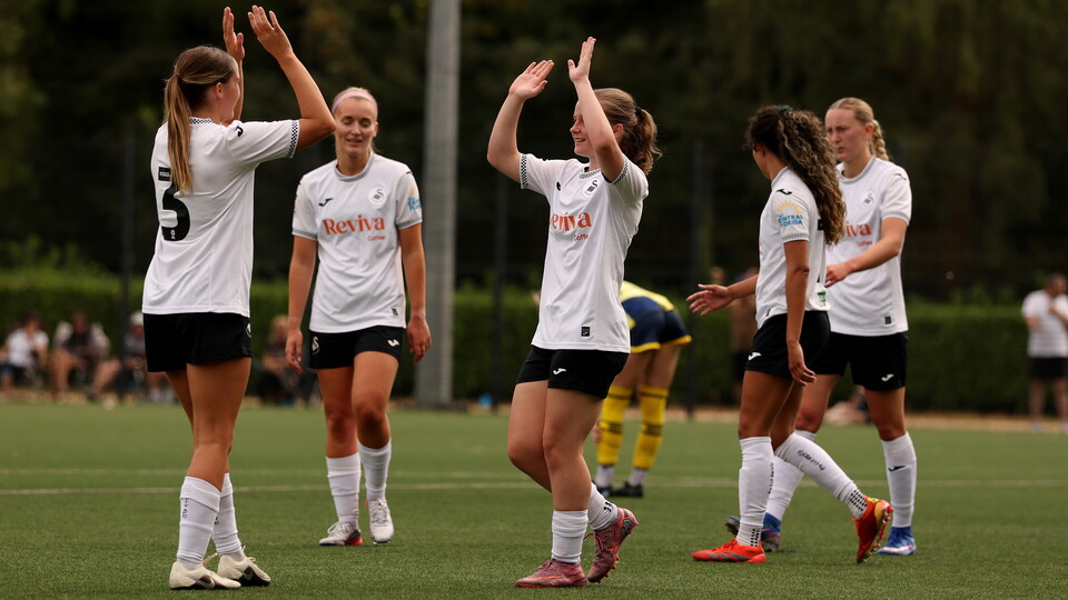 Swans Women cele