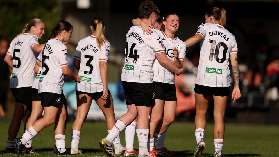 Swans Women cele