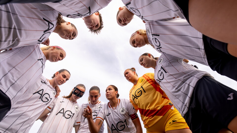 Swans Women huddle