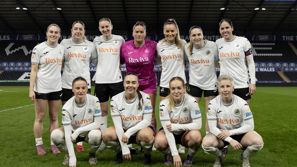Swans Women team pic 