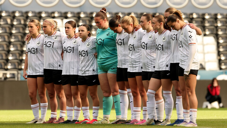 Swans Women team pic 