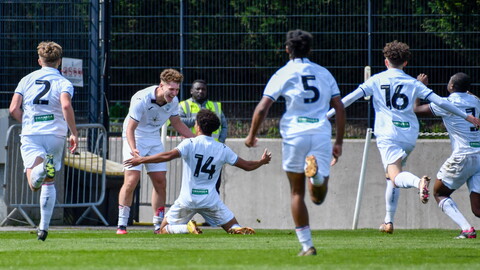 Kyrell Wilson celebrates with teammates.