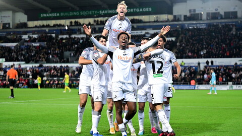 Jamal Lowe celebrates with teammates.