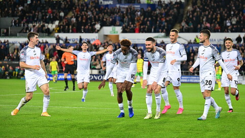 Jamal Lowe celebrates with teammates.